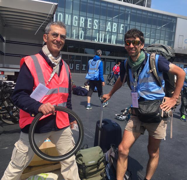 Pascal Wagner et Jean-Marie Feurtet, bibliothécaires à vélo au Congrès de l'ABF 2023, devant le Palais des Congrès de Dunkerque.JPG