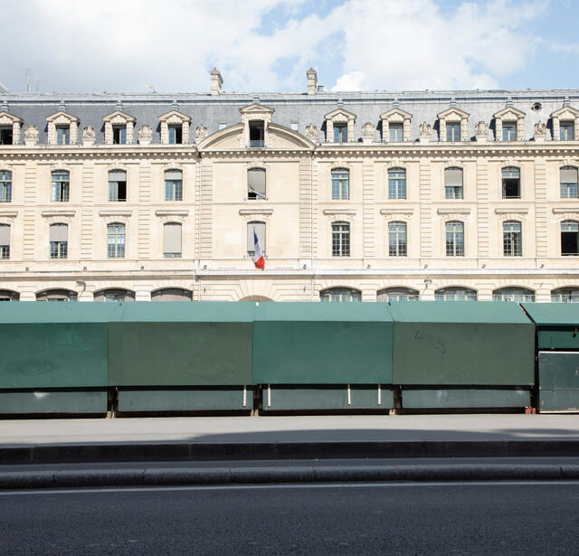 Les boîtes des bouquinistes sur les quais. Au fond la préfecture de Paris.
