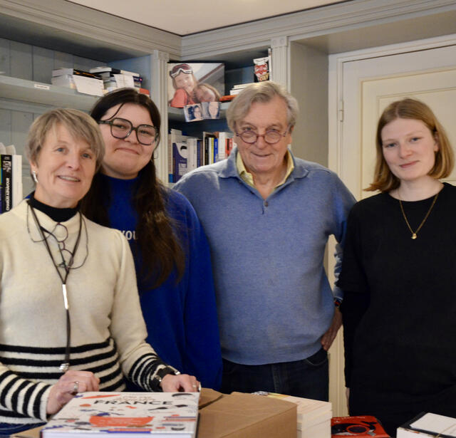 L'équipe, en février 2024, de la librairie Le Temps retrouvé, à Amsterdam : Véronique Fouminet, Pierre-Pascal Bruneau, Angéline Tison et Marie Hugny