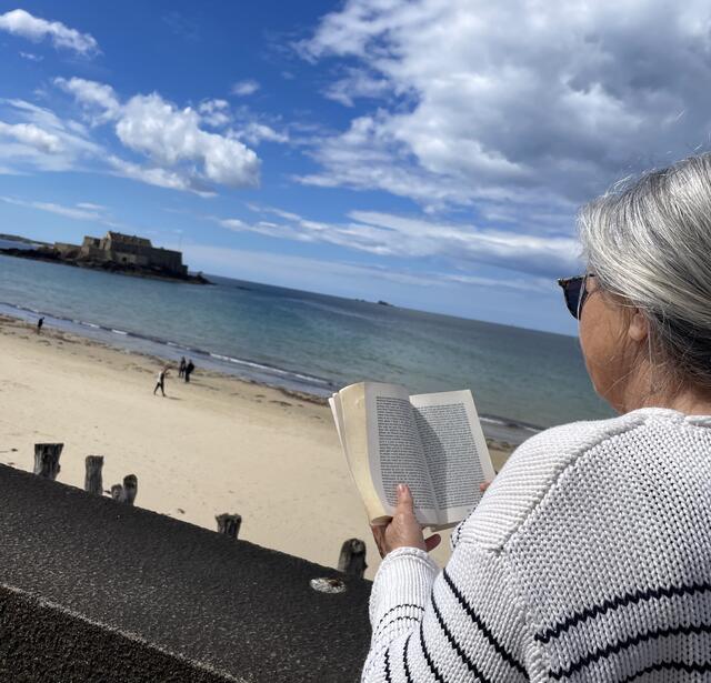 Lectrice à st malo, pendant le festival Etonnants Voyageurs 2024
