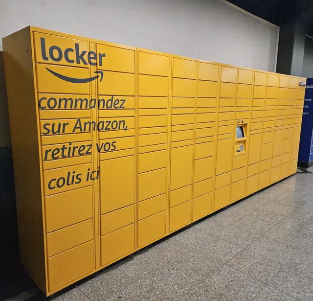 Les locker d'Amazon à l'Aquaboulevard (Paris 15e)