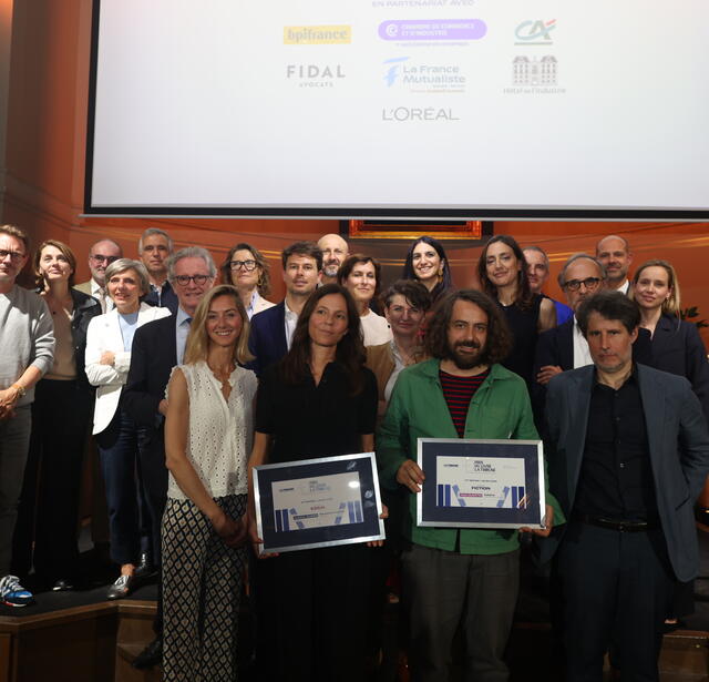 Photo groupe avec les lauréats - Prix du livre La Tribune 2025