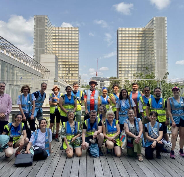 Les participants de Cyclo-biblio rassemblés devant la bibliothèque François-Mitterrand, à Paris, le 14 juin 2025