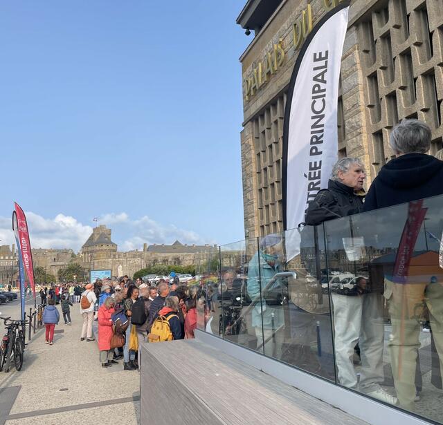 a file à 9h pour entrer dans le Palais du Grand large qui accueille le festival Etonnants voyageurs à partir de 9h30