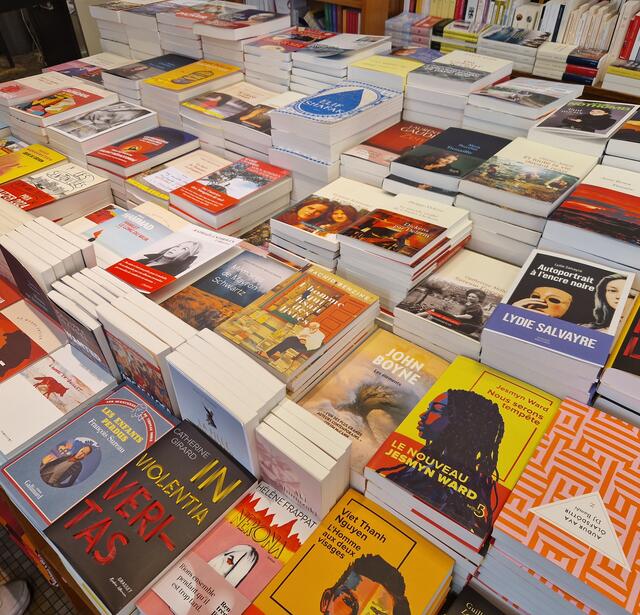 Table de littérature à la librairie Mollat, à Bordeaux