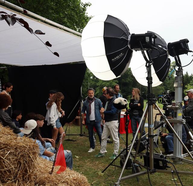 Tournage des "Gendarmes", adapté de la série de BD parue chez Bamboo, dans le parc du château du pont de Veyle. Les deux réalisateurs Stephan Archinard et François Prêvot-Leygonie avec les comédiens Thomas Gloria et Margot Heckmann