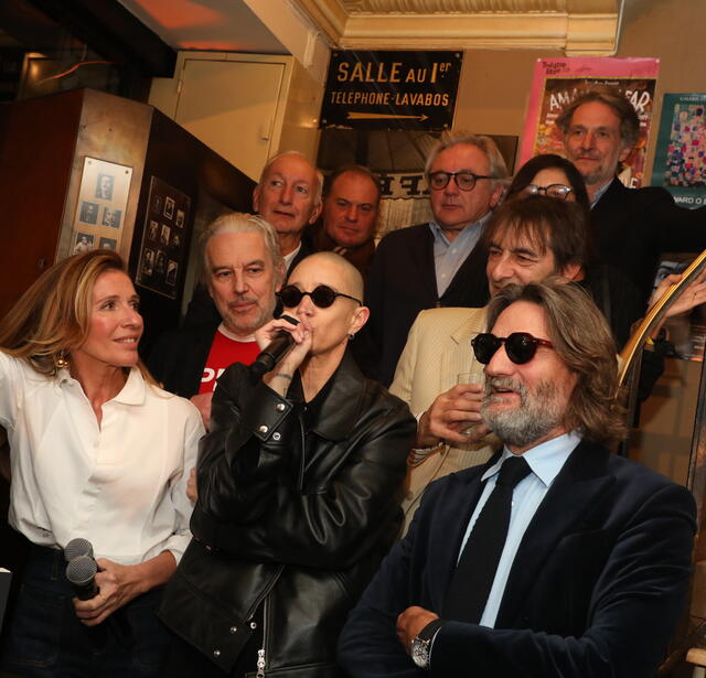 Rebeka Warrior entourée du jury du prix de Flore