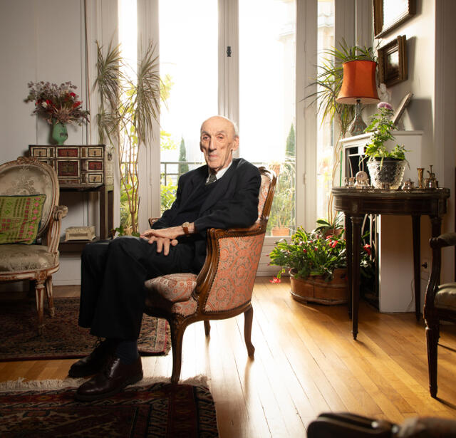 Jean-Yves Tadié chez lui, à Paris