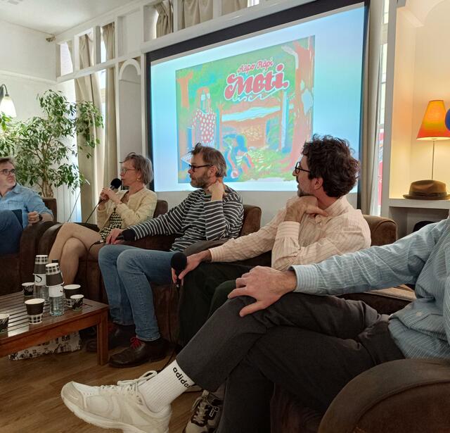  À BD à Bastia, Frédéric Michel (ACBD, à gauche) anime la conférence sur l'édition et la traduction de BD étrangères avec de gauche à droite, Kirsi Kinnunen, Ville Rante, et Guillaume et Damien Filliatre Borja. - Photo Benjamin Roure 