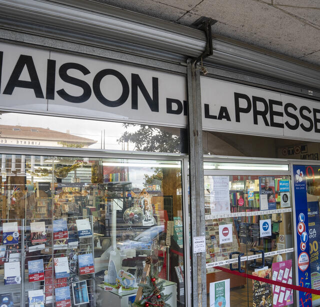 Une Maison de la presse faisant aussi librairie en centre-ville de Bron (Rhône)