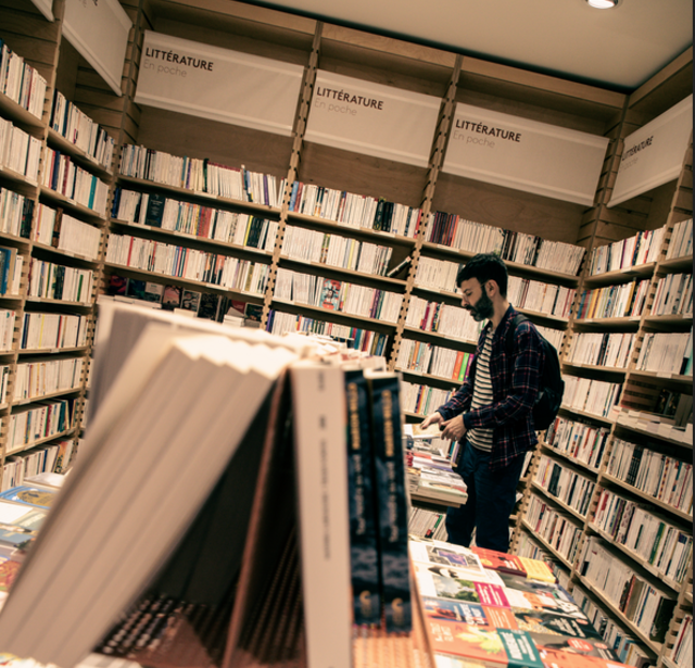 Le rayon poche à la librairie Ici, à Paris