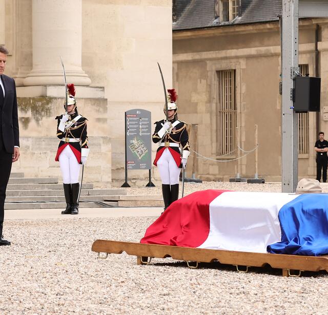 Emmanuel Macron devant le cercueil d'Edgar Morin, le 3 juin 2026 aux Invalides