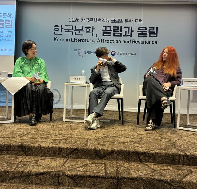 Conversation entre les poètes Linda Maria Baros (à droite) et Park Sangsoon (au centre) animée par Ju Hyounjin professeure de littérature française à l’université de Kongju (à gauche)
