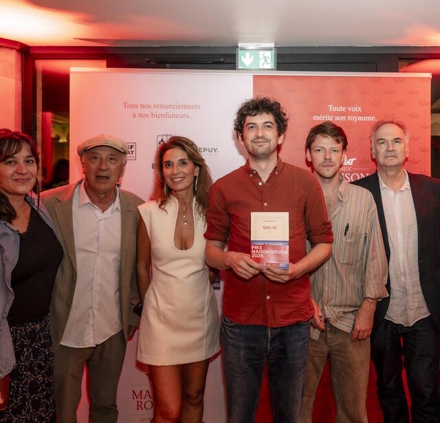 Noham Selcer lauréat 2026 entouré du jury du prix Maison Rouge, Dorothée Janin-Goldman, Claude Noru, Céline Sayagh-Farré, Victor Dumiot, Hervé Le Tellier, Mamou-Mani au Café de Paris