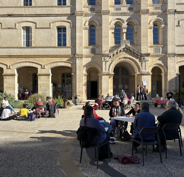 Des groupes de discussions se forment dans la cour de l’internat pour discuter des priorités du collectif