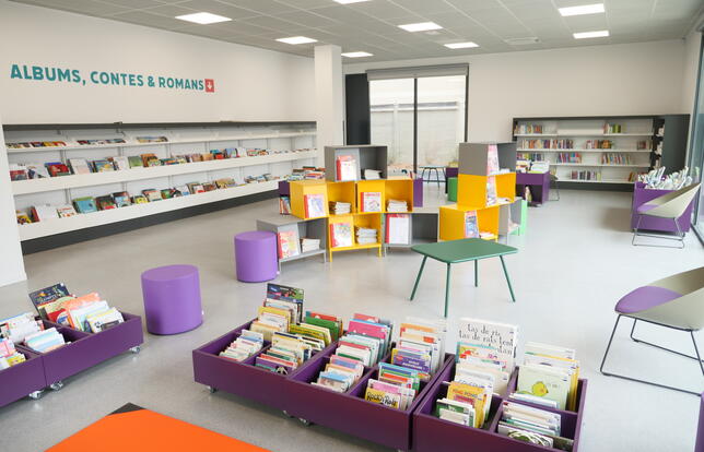 La médiathèque Annie Ernaux s'étend sur 1770m2.