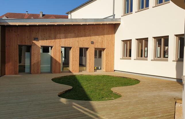 Le patio de la nouvelle bibliothèque de Poligny, qui ouvre ce 3 mai 2022;