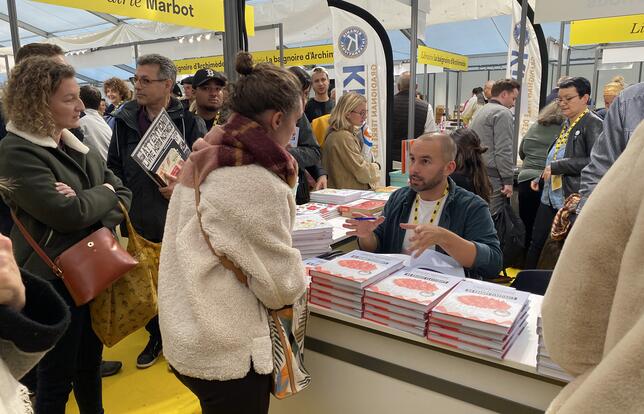 Ludo Pastry Freak en séance de dédicace lors du Festival du livre gourmand.