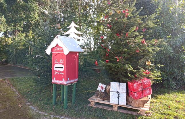 La boîte aux lettres pour recueillir les courriers adressés au Père Noël, à Grand-Champ (Morbihan)