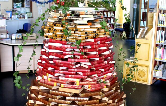 Le sapins de livres de la médiathèque de Locqueltas (Morbihan).