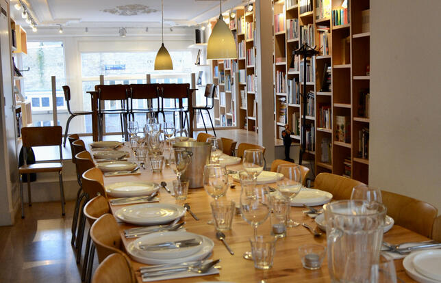 La tablée de la librairie-cuisine Mevrouw Hamersma, à Amsterdam.