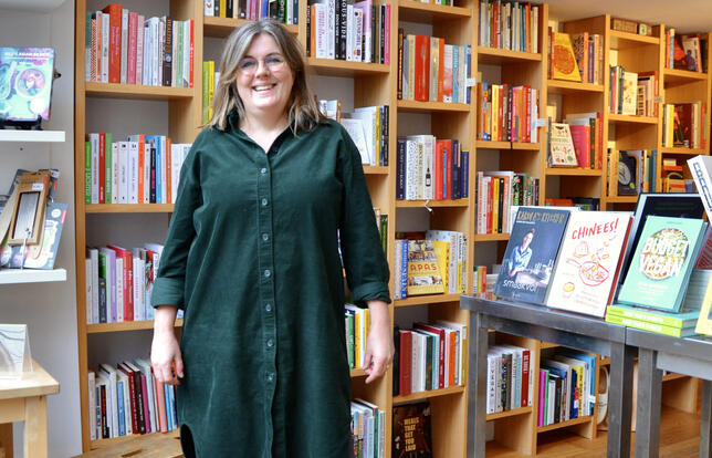 La libraire Lone Aarup Poulsen, de la librairie-cuisine Mevrouw Hamersma, à Amsterdam.