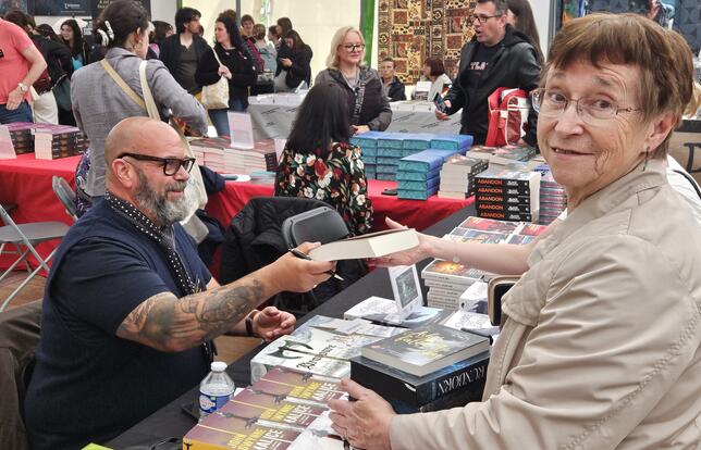 John Gwynne en dédicace au festival des Imaginales