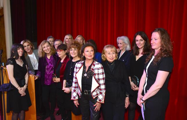 Photo de groupe prise lors du 14e Salon des Femmes (lauréates, membres du jury)