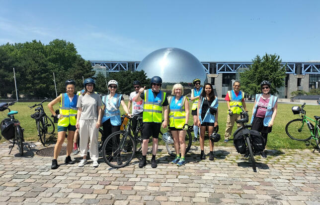 Les participants du cyclo-biblio 2025 devant la Géode de la Cité des Sciences à la Villette 