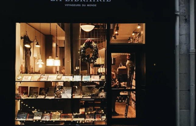 La façade la librairie Voyageurs du monde en hiver