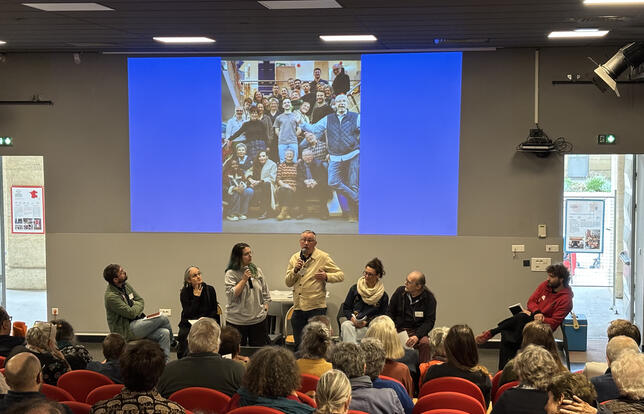 Trois librairies se retrouvent autour d’une première table ronde sur les singularités des projets et des territoires dans l’auditorium