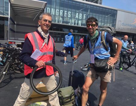 Pascal Wagner et Jean-Marie Feurtet, bibliothécaires à vélo au Congrès de l'ABF 2023, devant le Palais des Congrès de Dunkerque.JPG