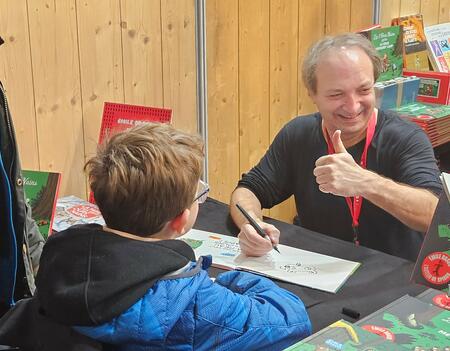 Émile Bravo en dédicace au stand Seuil Jeunesse