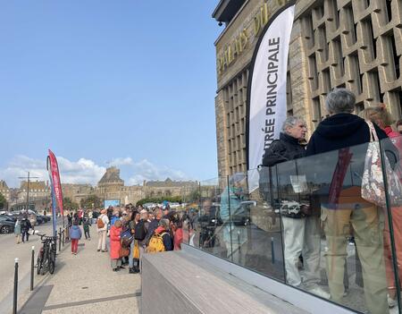 a file à 9h pour entrer dans le Palais du Grand large qui accueille le festival Etonnants voyageurs à partir de 9h30 