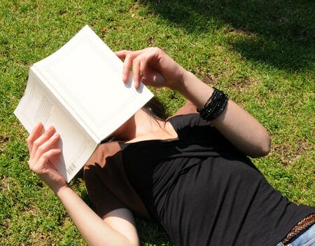 Une lectrice au jardin du Luxembourg