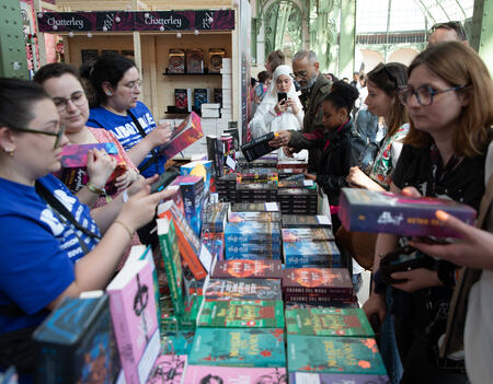 Des lectrices de romance pendant le Festival du livre de Paris 2025