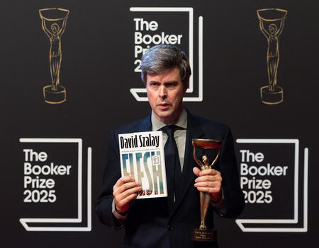 David Szalay récompensé du Booker Prize 2025 pour son roman Flesh