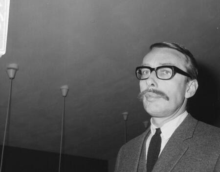 Gerrit Kouwenaar Tombe bombe  Robert Laffont0.jpg