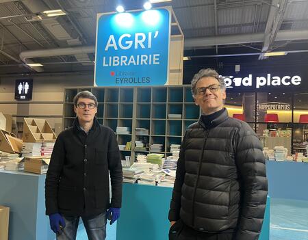 Emmanuel Konstantin et François Pelle, du groupe Eyrolles, le 20 février 2026 lors du montage de la librairie au Salon international de l'agriculture