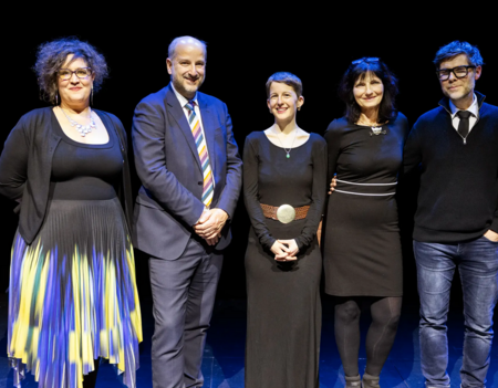 La lauréate Chloé Falcy accompagnée du jury présidé par Lionel Baier