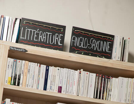 Le rayon littérature anglo-saxonne de la librairie L'Utopie, à Paris