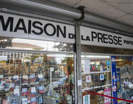 Une Maison de la presse faisant aussi librairie en centre-ville de Bron (Rhône)