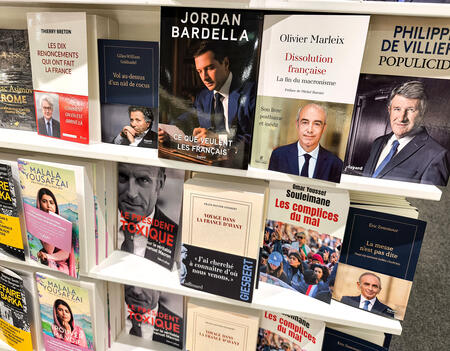 Le rayon politique d'une librairie en décembre 2025