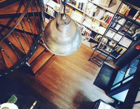 Intérieur de la librairie Voyageurs du monde, à Paris