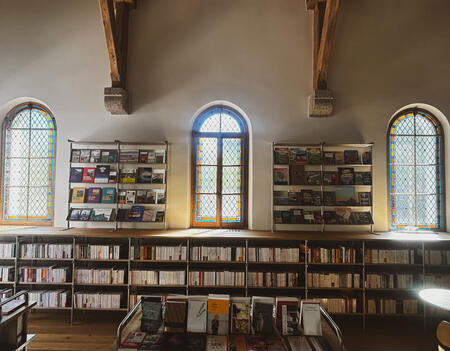 La librairie La Maison des Feuilles a pris place sous les vitraux de la Chapelle de la Gare.
