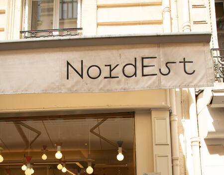 Façade de la librairie Nordest, à Paris
