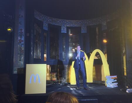 Pour ses dix ans d'engagement en faveur de la lecture, McDonald's France a lancé L'École des Raconteurs au Théâtre du Renard, à Paris, ouverte par Eloi de la Celle, directeur de la communication de l'enseigne.