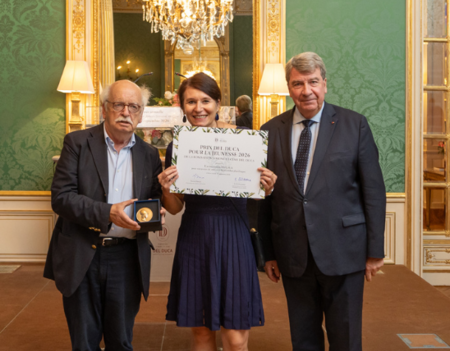 Erik Orsenna, Anne Stevanato (DULALA) et Xavier Darcos, lors de la remise du prix à l'Hôtel Pereire, le 17 septembre.