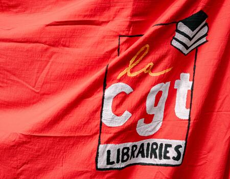 Un drapeau de la CGT Librairies lors du rassemblement des libraires, à Paris, le 8 septembre 2026.