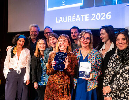 Lauréate du prix Blù Jean-Marc Roberts 2026, Lucie Rico a reçu une œuvre originale de l'artiste Catherine Bret-Brownstone, le 7 octobre au Studio de l'Ermitage, à Paris.